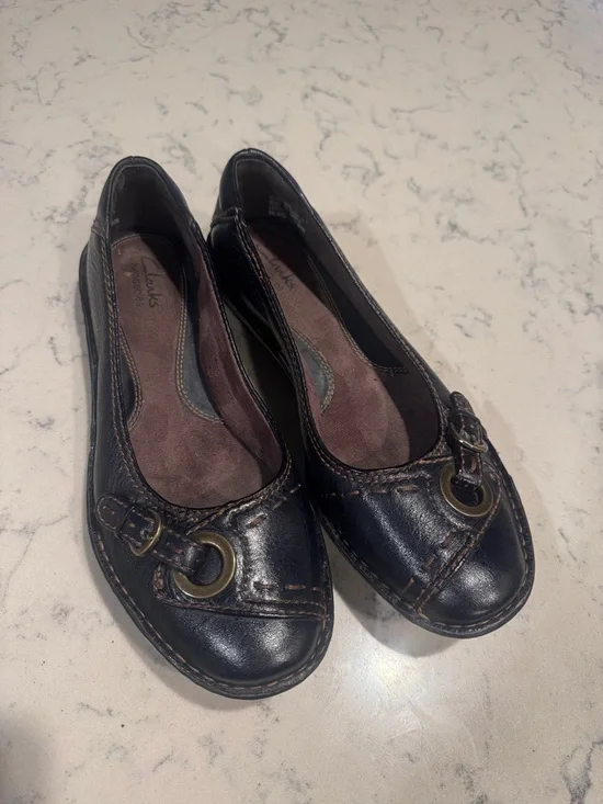 Clarks Women's Y2K Black Leather Ballet Flats with Brass Ring Buckle Accent - Picture 1 of 10